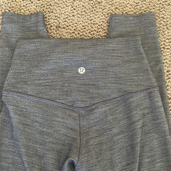 Like new high rise Lululemon leggings - Picture 4 of 6